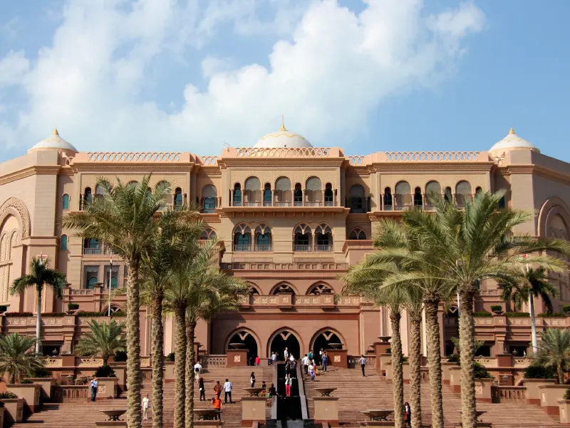 Turisti davanti all'Emirates Palace-Abu Dhabi, Emirates Palace