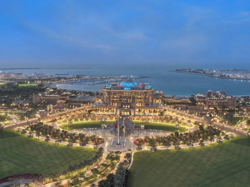 Vista all'Emarat Palace di notte quando illucinato con il mare indietro, Emirates Palace