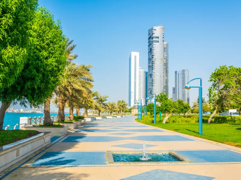 Corniche di Abu Dhabi con i suoi giardini e grattacieli, piaggia Corniche Abu Dhabi