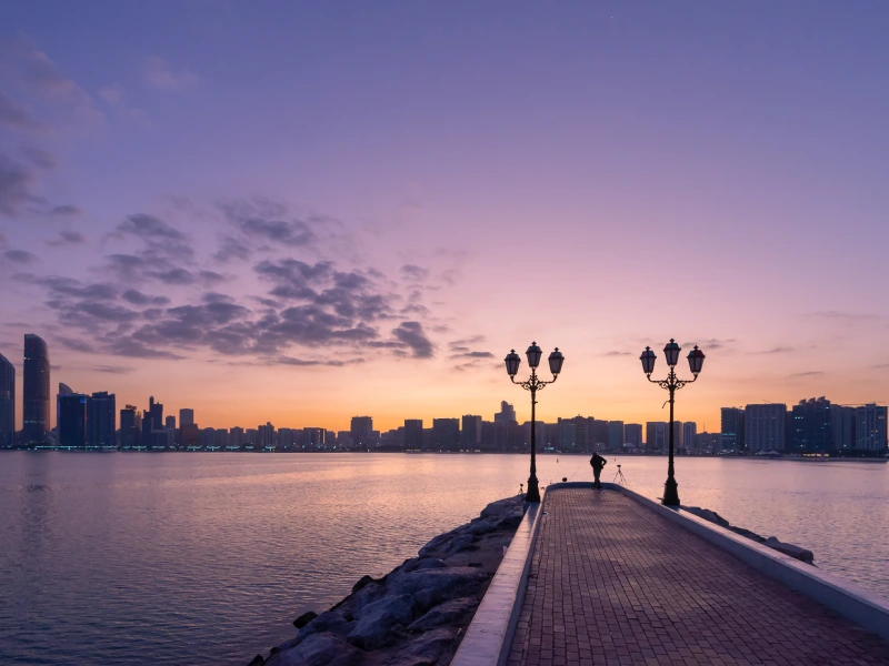 Alba dello skyline della città di Abu Dhabi a Corniche, Spiaggia Corniche Abu Dhabi