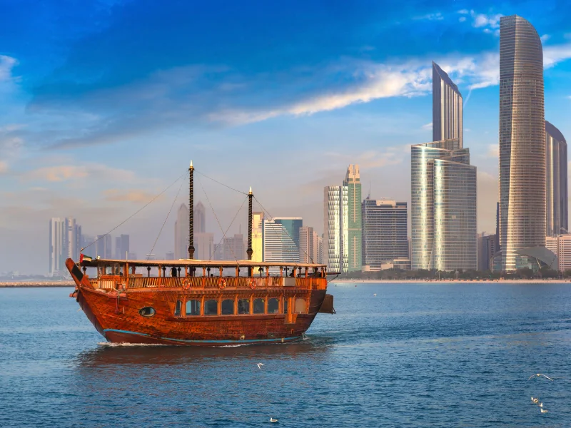 Tradizionale barca Dhow ad Abu Dhabi, spiaggia Corniche Abu Dhabi