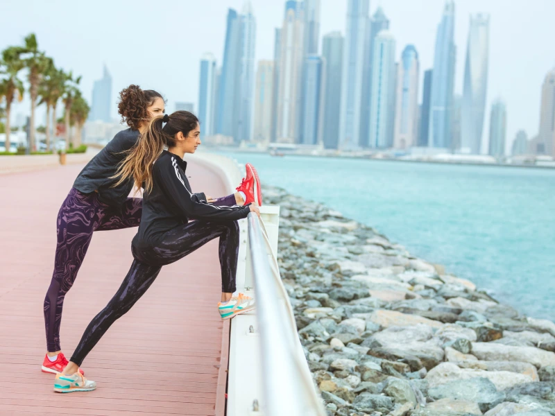 Due ragazze che fanno Fitness sulla corniche di Au Dhabi, Spiaggia Corniche Abu Dhabi