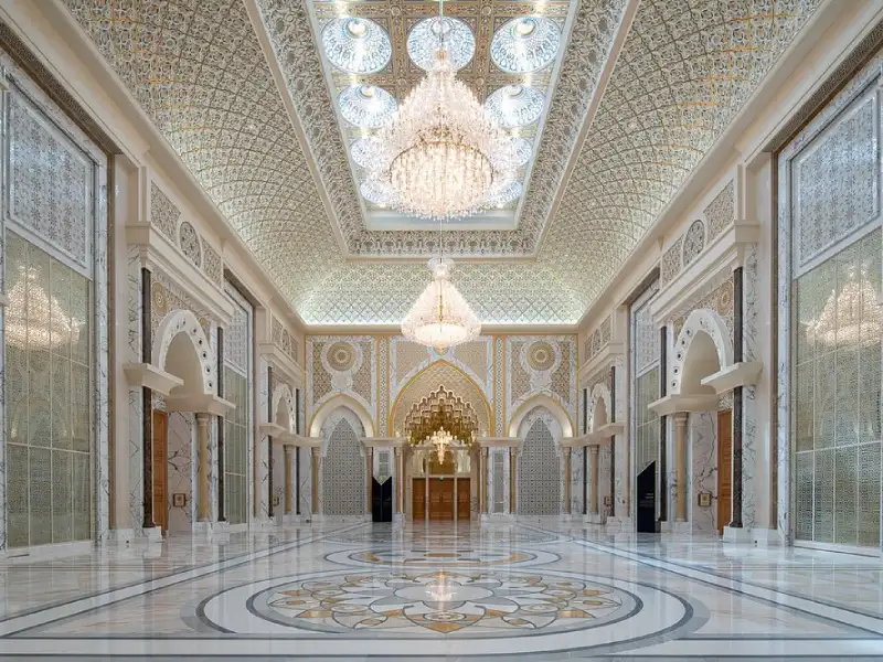 Corridoio illuminoso dentro il palazzo di Qasr Al Watan, Qasr Al Watan