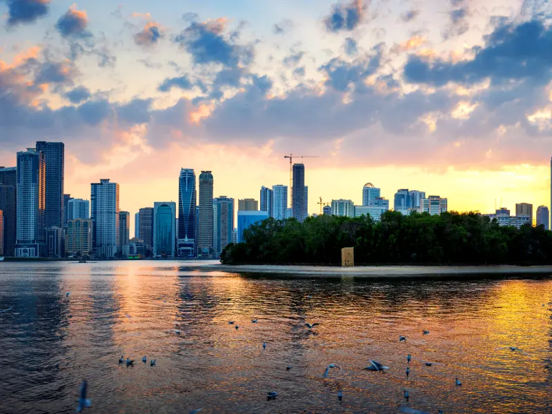 Il tramonto sullo skyline di Sharjah, Sharjah Emirati Arabi Uniti