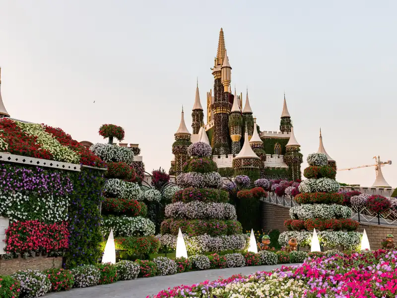 Un castello di fiori colorati nel Miracle Garden, Miracle Garden Dubai