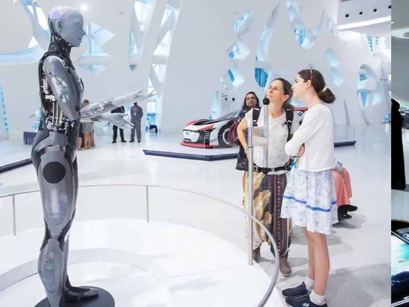 Due donne stanno ammirando un Robot dentro il Museo del futuro, Museo del futuro