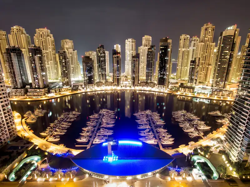 Vista Panoramica alla dubai Marina con le luci di sera, Dubai Marina