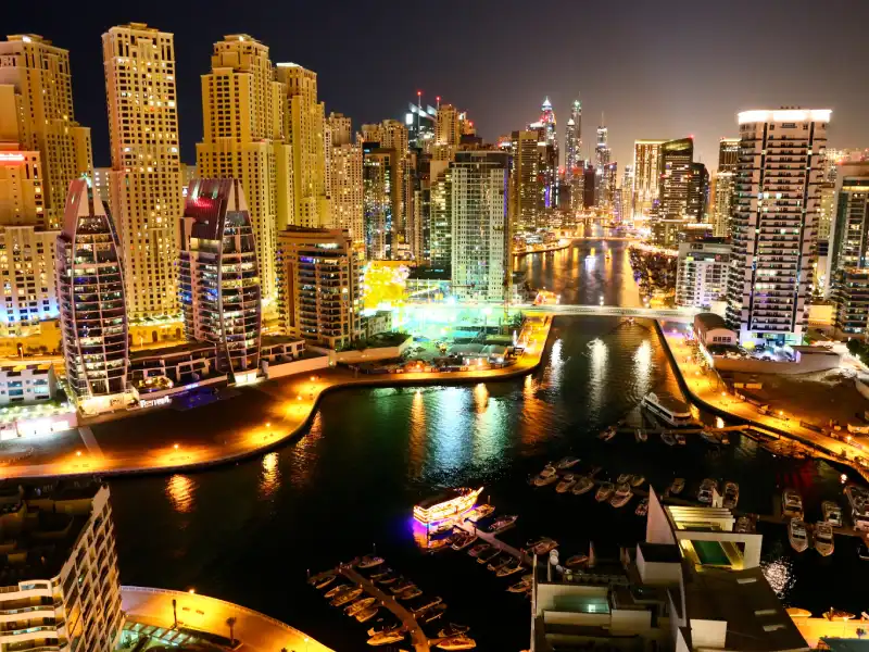 Luci dello Skyline di Dubai Marina di sera, Dubai Marina